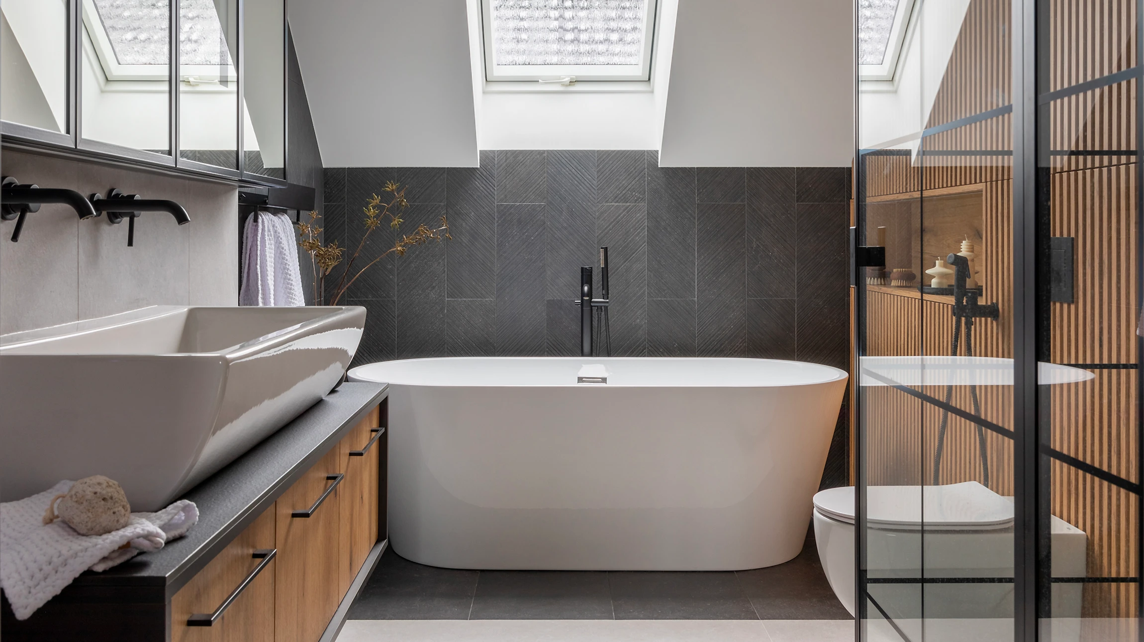 Salle de bain moderne avec double vasque blanche posée sur meuble suspendu en bois naturel à façade cannelée